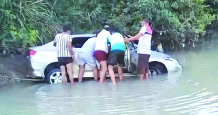 नहर से कार को बाहर निकालने का प्रयास करते हुए नहर से कार को बाहर निकालने का प्रयास करते हुए