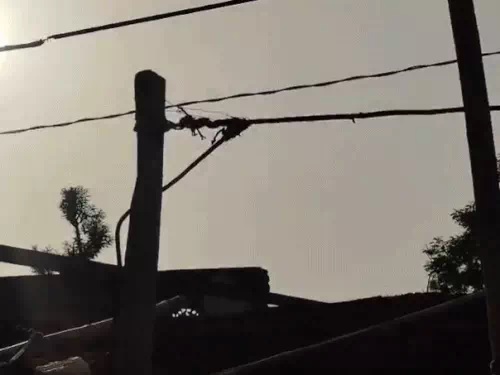 तार टूटने से उठा धुआं। तार टूटने से उठा धुआं।