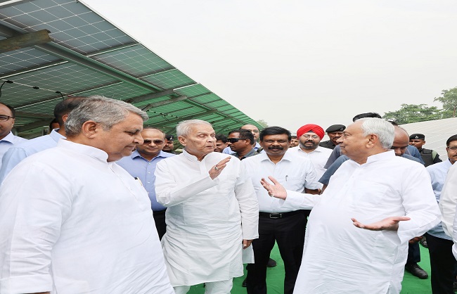 मुख्यमंत्री बिक्रम लॉक कैनाल बैंक सौर ऊर्जा परियोजना का उद्घाटन करने के दौरान मुख्यमंत्री बिक्रम लॉक कैनाल बैंक सौर ऊर्जा परियोजना का उद्घाटन करने के दौरान