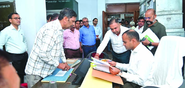 कार्यभार ग्रहण करते हुए कार्यभार ग्रहण करते हुए