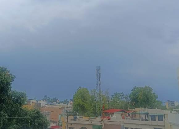 देहरादून में आसमान में छाए बादल, रूक-रूक कर बारिश। देहरादून में आसमान में छाए बादल, रूक-रूक कर बारिश।