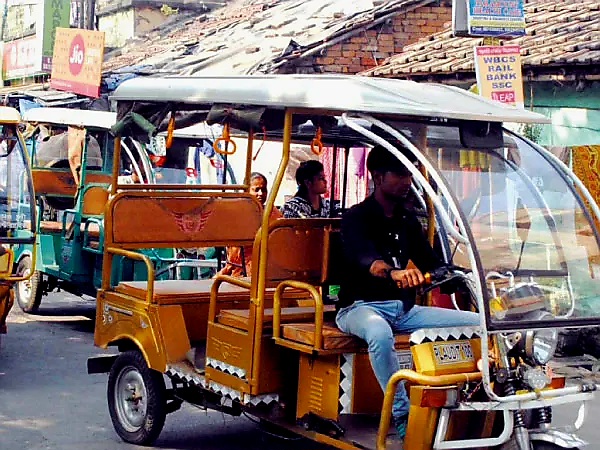 नाबालिगों और नशे में धुत टोटो चालकों की वजह से दुर्घटनाएं बढ़ रही हैं नाबालिगों और नशे में धुत टोटो चालकों की वजह से दुर्घटनाएं बढ़ रही हैं