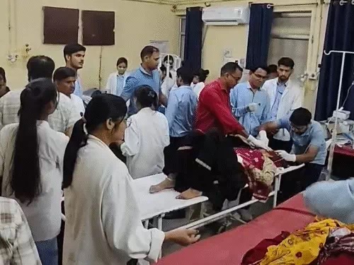 उपचाररत ग्रामीण।