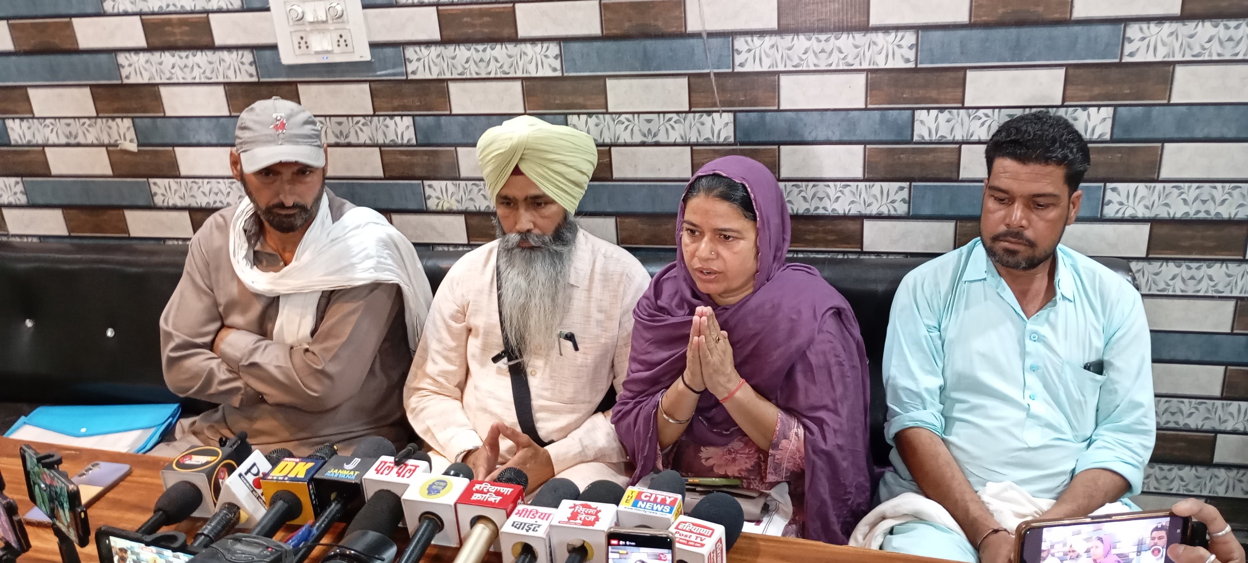 मीडिया के समक्ष अपनी बात रखता पीडि़त पक्ष। मीडिया के समक्ष अपनी बात रखता पीडि़त पक्ष।