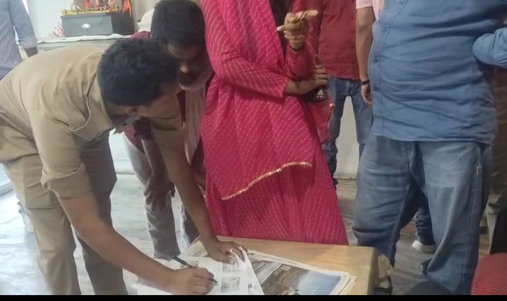 पुलिस आवश्यक लिखा पढ़ी करते हुए पुलिस आवश्यक लिखा पढ़ी करते हुए