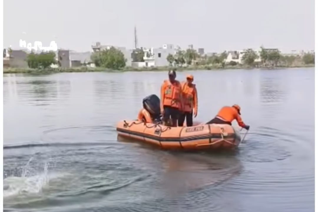 फोटो कैप्शन 4आरटीके3 : एनडीआरएफ की टीम सर्च अभियान चलाकर टैंक से बच्चे के शव को बाहर निकालते ------------