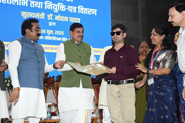मुख्यमंत्री डॉ. यादव ने दिव्यांगजन को नियुक्ति पत्र, स्मार्टफोन एवं मोटराइज्ड साइकिलें वितरित की मुख्यमंत्री डॉ. यादव ने दिव्यांगजन को नियुक्ति पत्र, स्मार्टफोन एवं मोटराइज्ड साइकिलें वितरित की