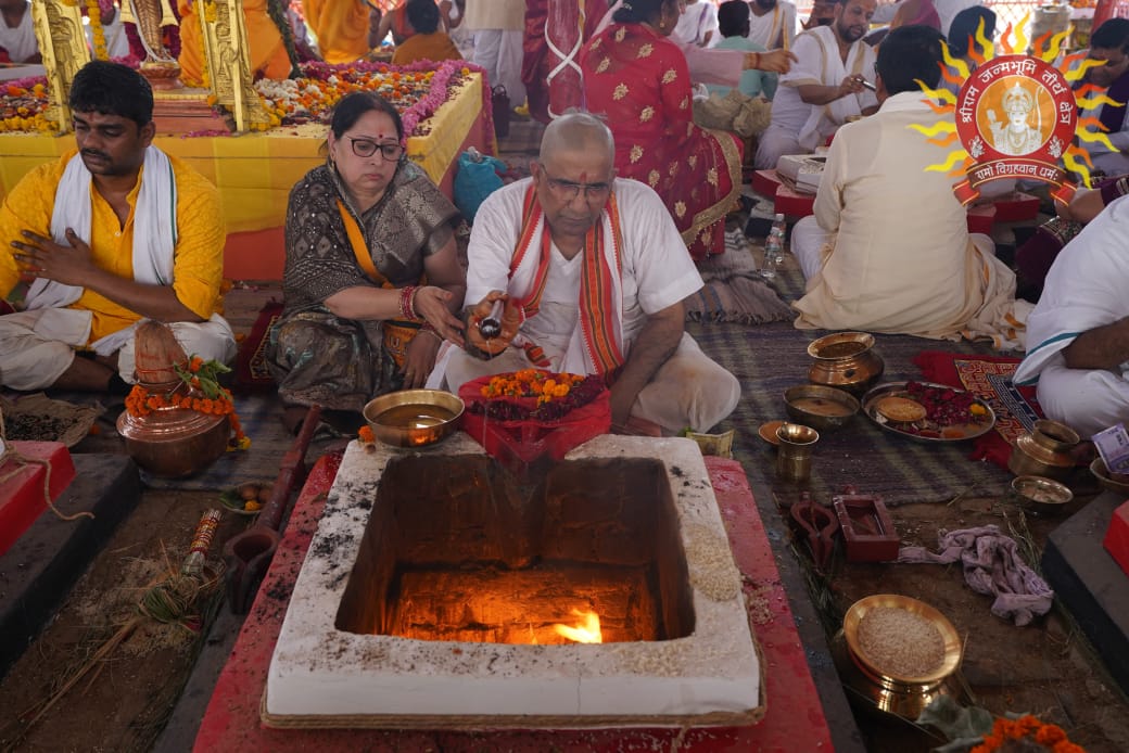 प्रथम दिवस पर यज्ञशाला में विभिन्न शास्त्रीय अनुष्ठान प्रथम दिवस पर यज्ञशाला में विभिन्न शास्त्रीय अनुष्ठान