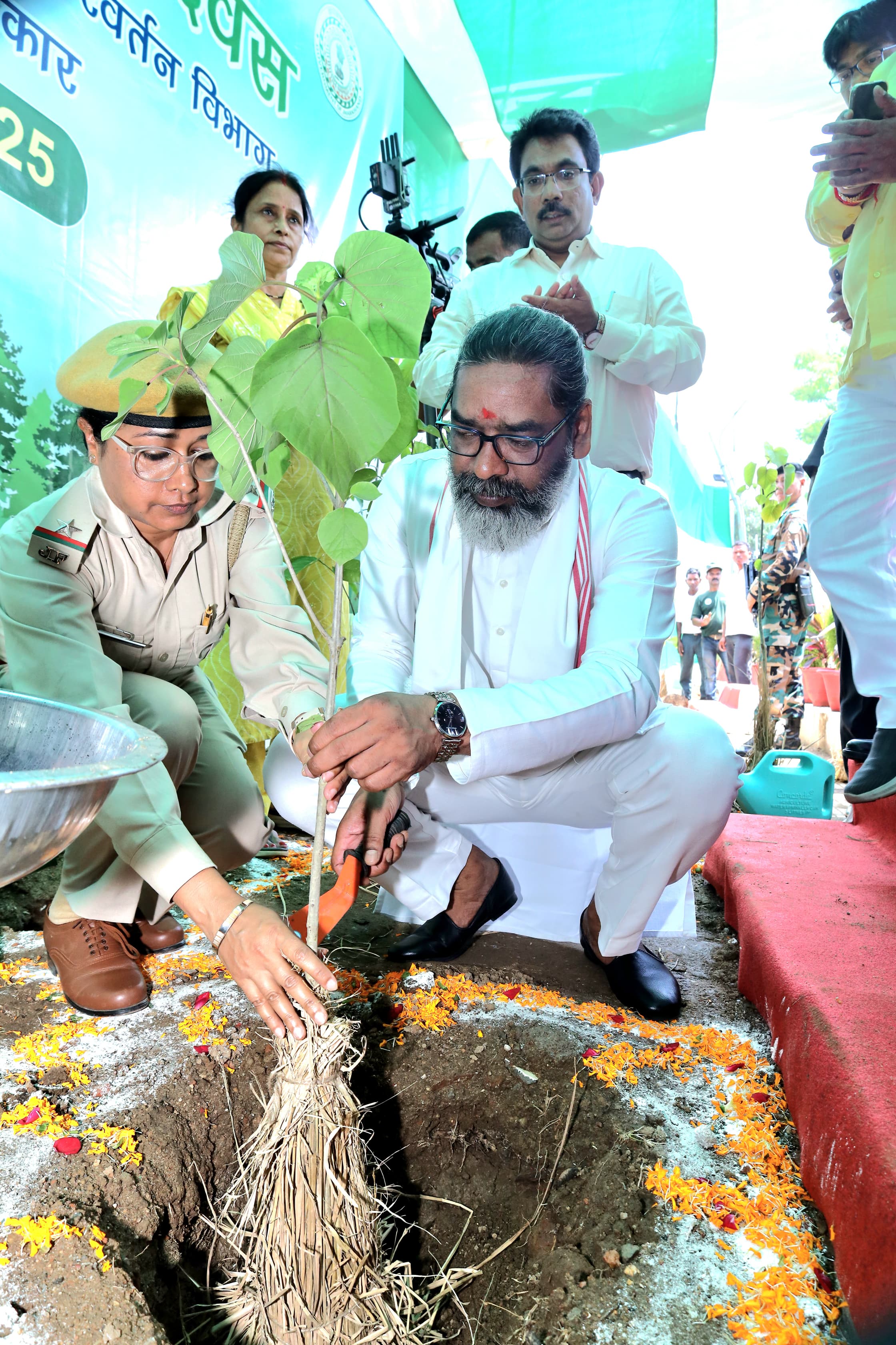 मुख्यमंत्री पौधारोपण करते हुए मुख्यमंत्री पौधारोपण करते हुए