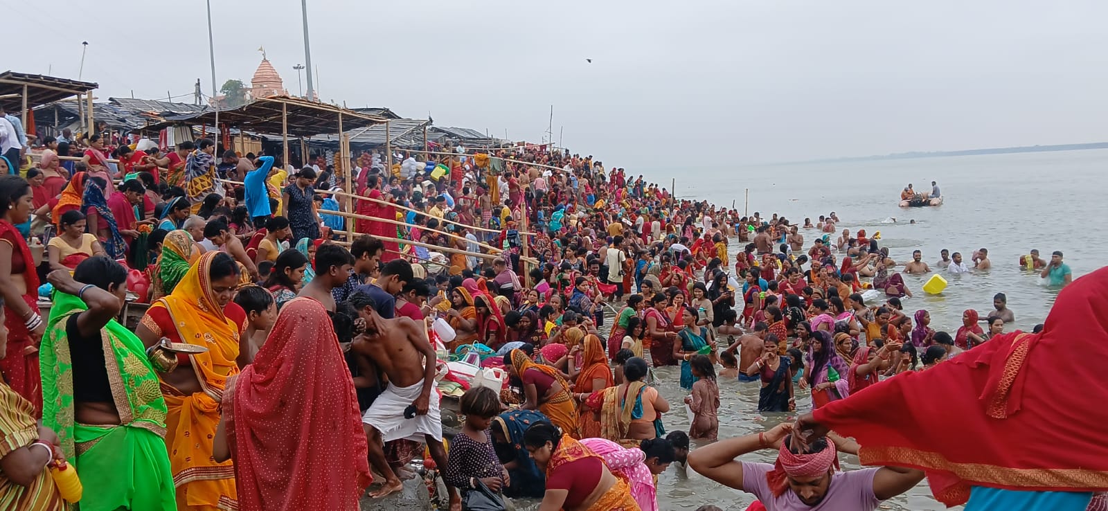 गंगा स्नान करते श्रद्धालु गंगा स्नान करते श्रद्धालु