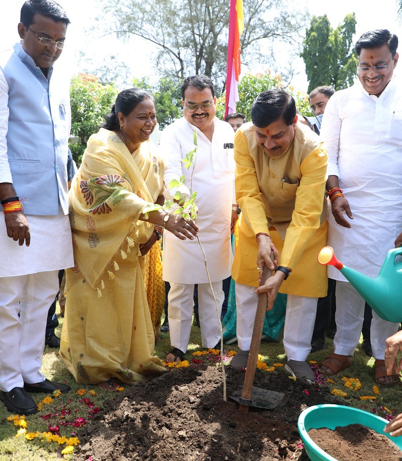 मुख्यमंत्री ने विश्व पर्यावरण दिवस पर पौधा लगाकर एक पेड़ मां के नाम अभियान का शुभारंभ किया। मुख्यमंत्री ने विश्व पर्यावरण दिवस पर पौधा लगाकर एक पेड़ मां के नाम अभियान का शुभारंभ किया।