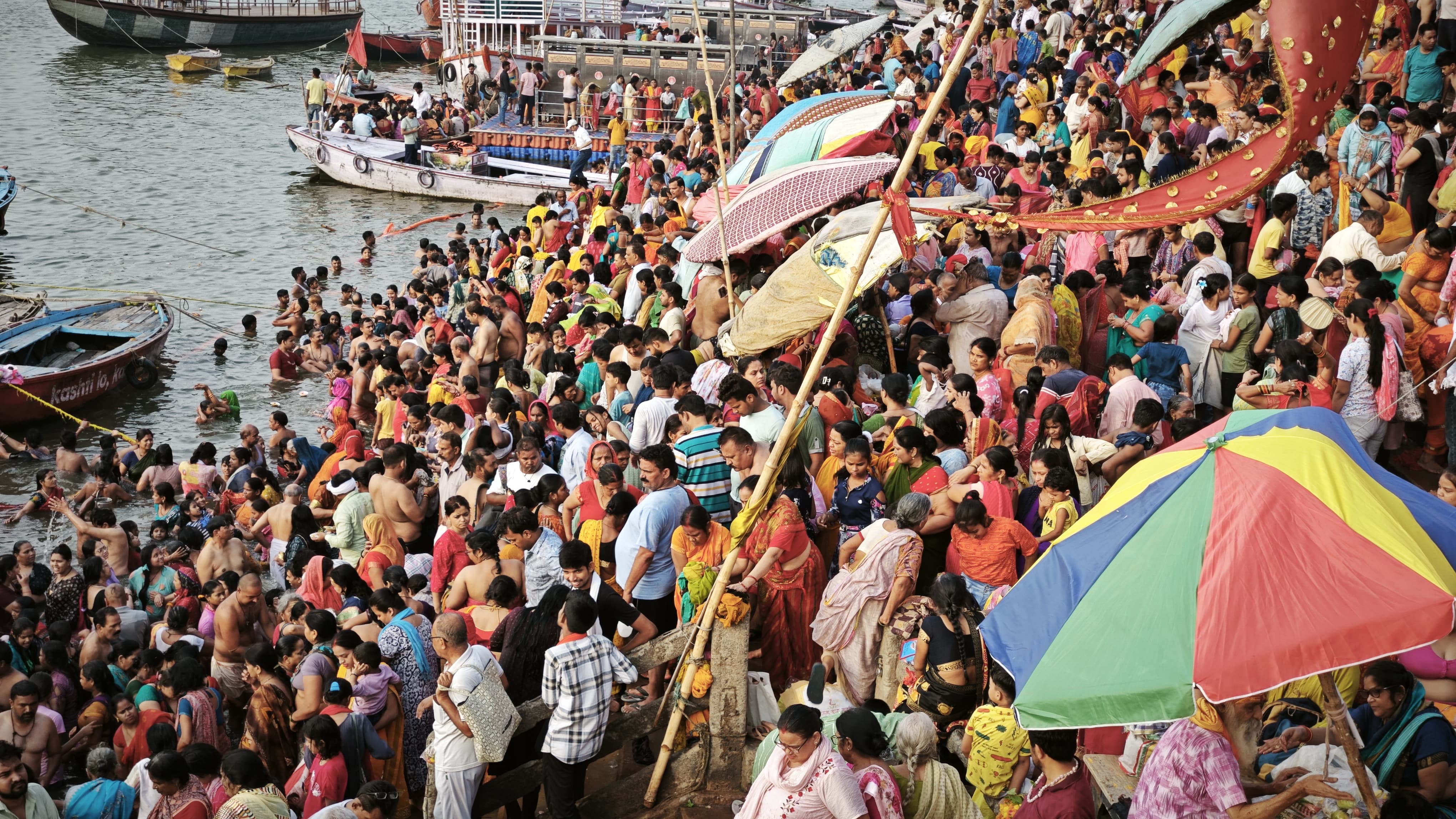 वाराणसी: गंगा दशहरा पर गंगा में डुबकी लगाते श्रद्धालु