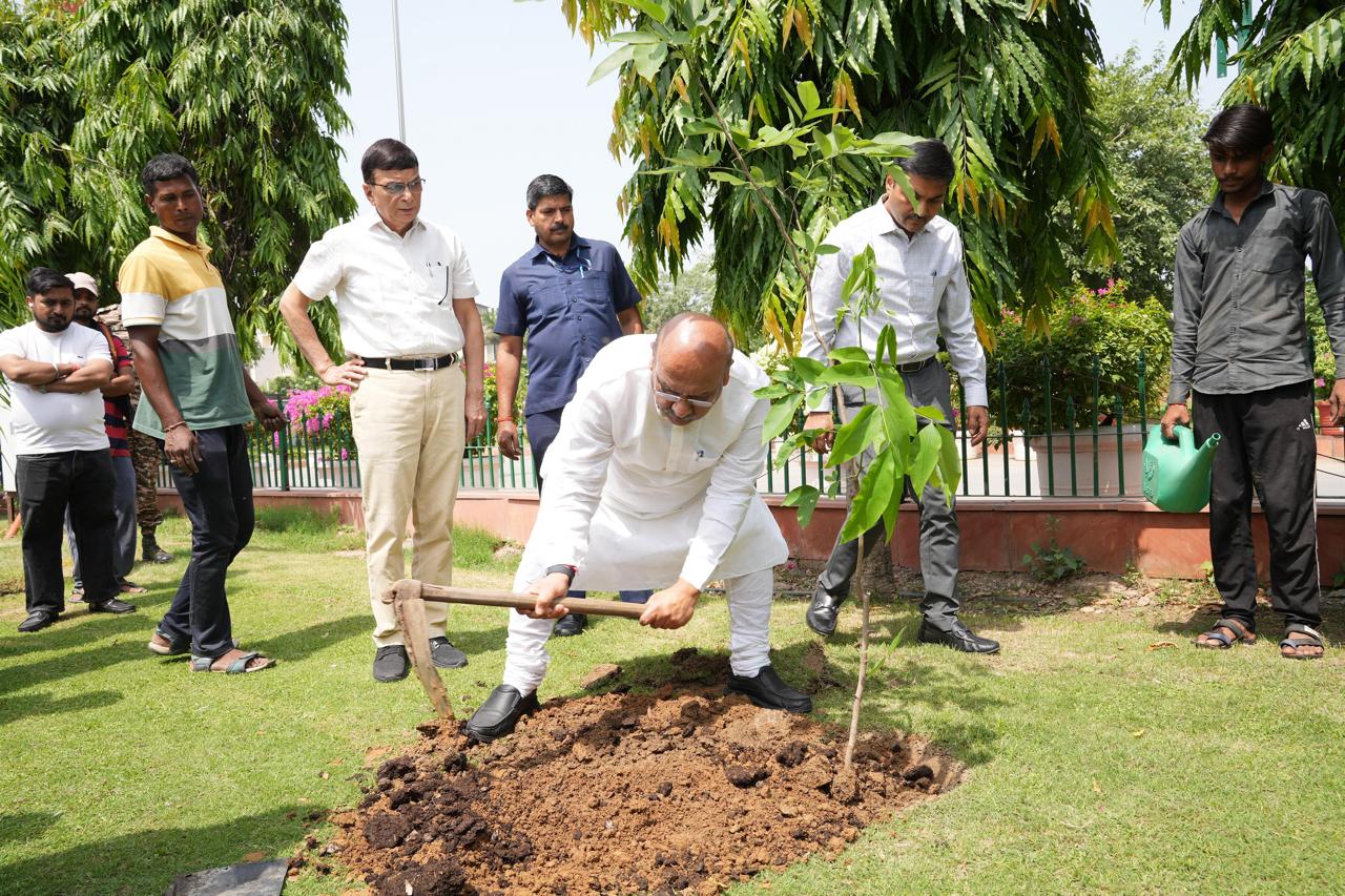दिल्ली विधानसभा में गुरुवार को पौधारोपण करते विधानसभा दिल्ली विधानसभा में गुरुवार को पौधारोपण करते विधानसभा