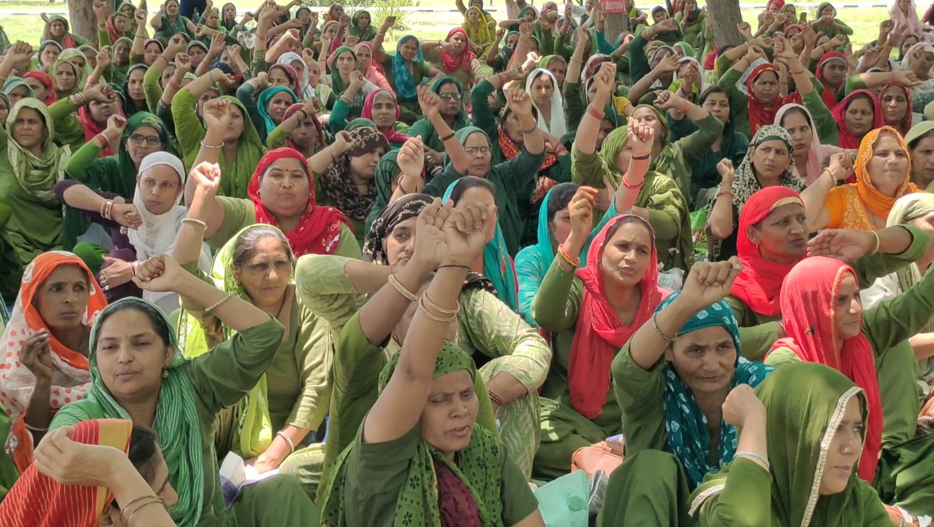 अपनी मांगों को लेकर पानीपत में प्रदर्शन करती प्रदेश भर से आई मिड डे मिल कर्मचारी अपनी मांगों को लेकर पानीपत में प्रदर्शन करती प्रदेश भर से आई मिड डे मिल कर्मचारी
