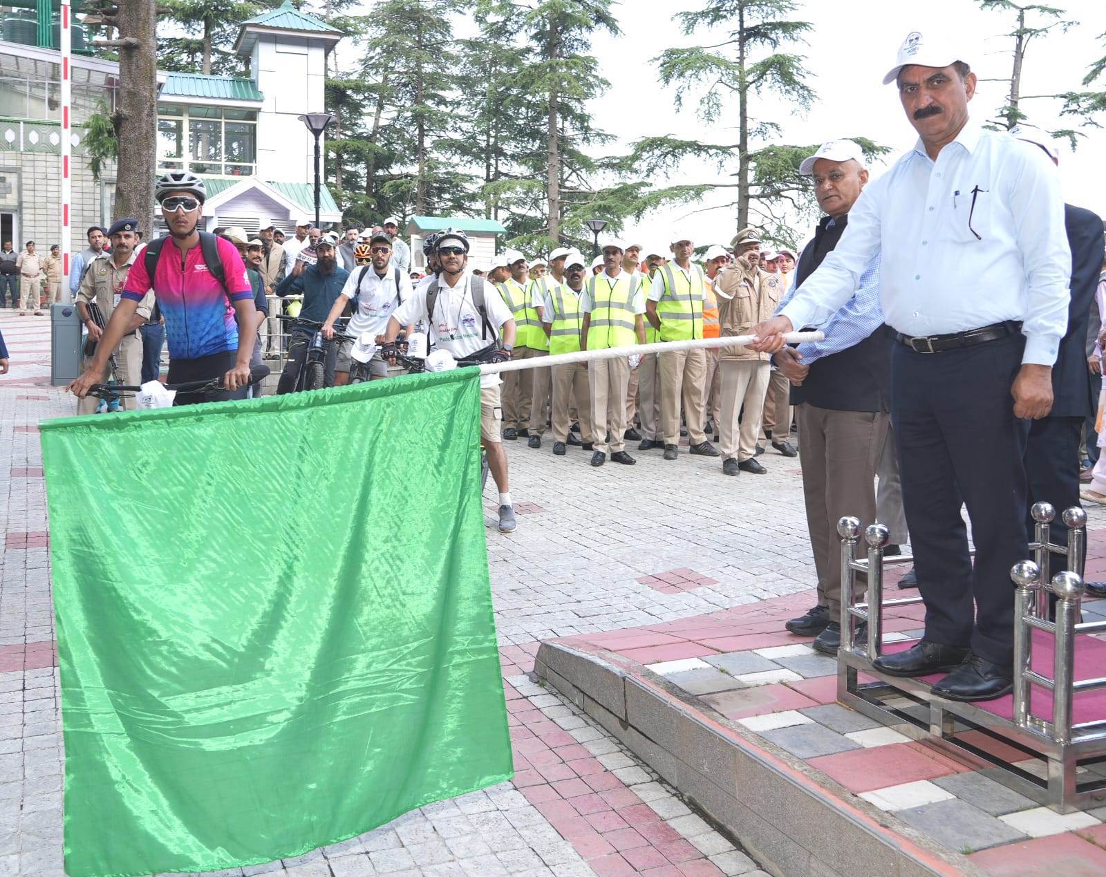 विश्व पर्यावरण दिवस पर साइकिल रन को झंडी दिखाकर किया रवाना करते मुख्यमंत्री