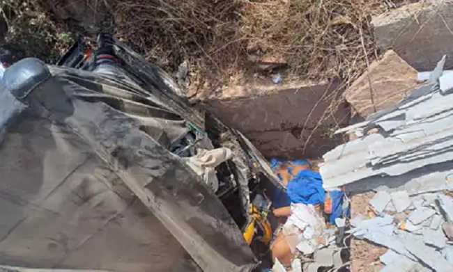 मप्र के रीवा में सड़क हादसे के बाद की तस्वीर