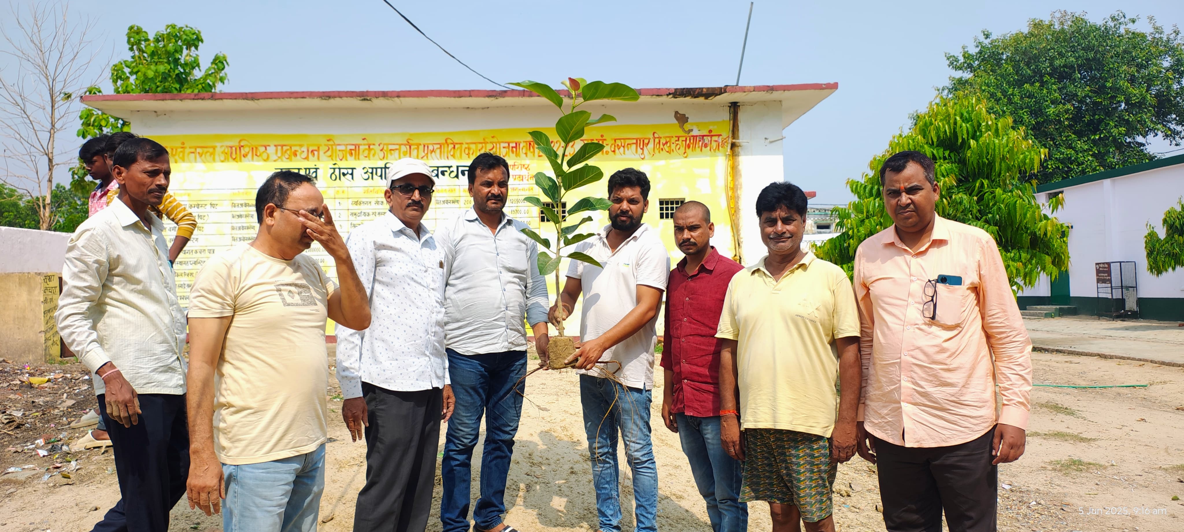 पौधरोपण करते मैराथन समिति के लोग पौधरोपण करते मैराथन समिति के लोग