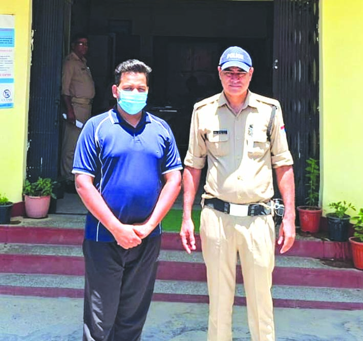 पुलिस गिरफ्त में आरोपित पुलिस गिरफ्त में आरोपित