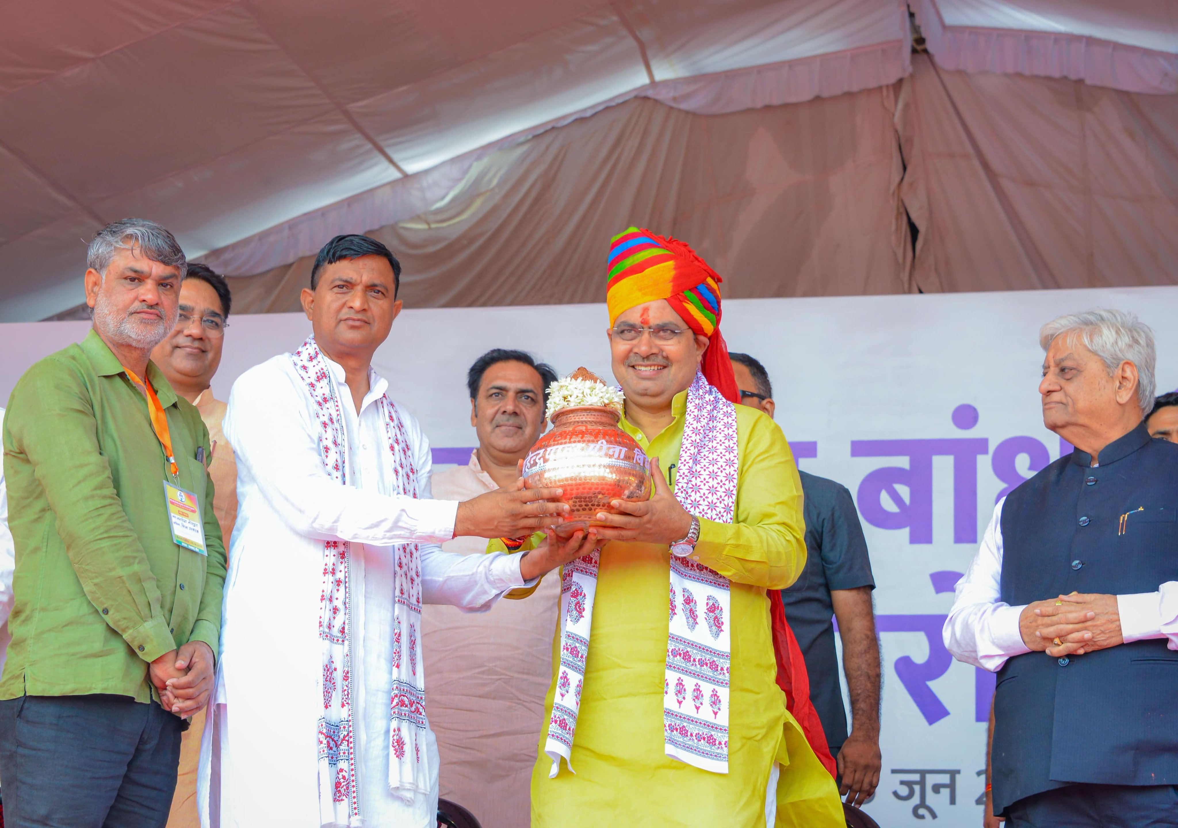 विश्व पर्यावरण दिवस एवं गंगा दशहरा के पावन अवसर पर जमवा रामगढ़ में 'वंदे गंगा' जल संरक्षण जन-अभियान के अंतर्गत रामगढ़ बांध के जीर्णोद्धार कार्यक्रम में मुख्यमंत्री भजनलाल शर्मा एवं अन्य।