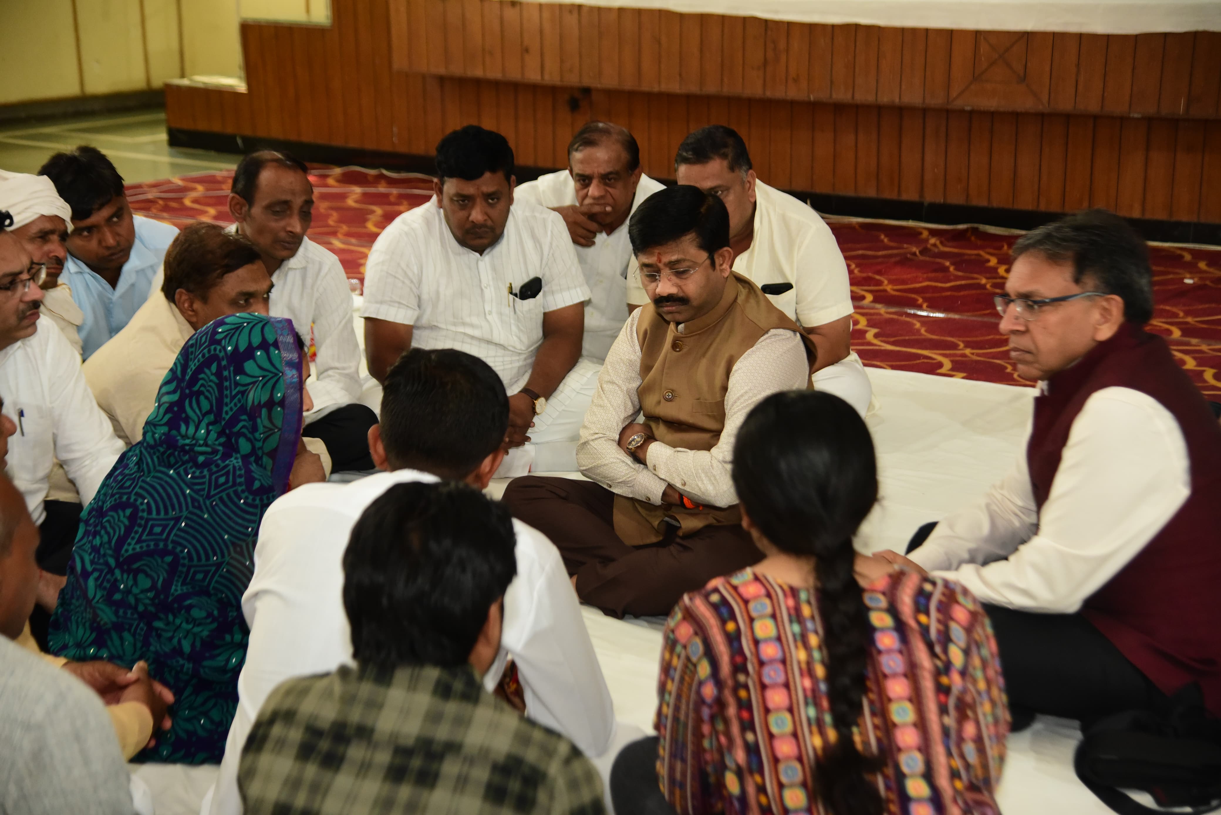 शोकाकुल परिजनों से बात करते यूपी सरकार के मंत्री नंद गोपाल नंदी शोकाकुल परिजनों से बात करते यूपी सरकार के मंत्री नंद गोपाल नंदी