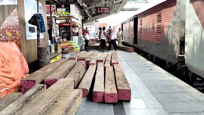 न्यू जलपाईगुड़ी स्टेशन पर मालगाड़ी से करोड़ों की लकड़ी बरामद न्यू जलपाईगुड़ी स्टेशन पर मालगाड़ी से करोड़ों की लकड़ी बरामद