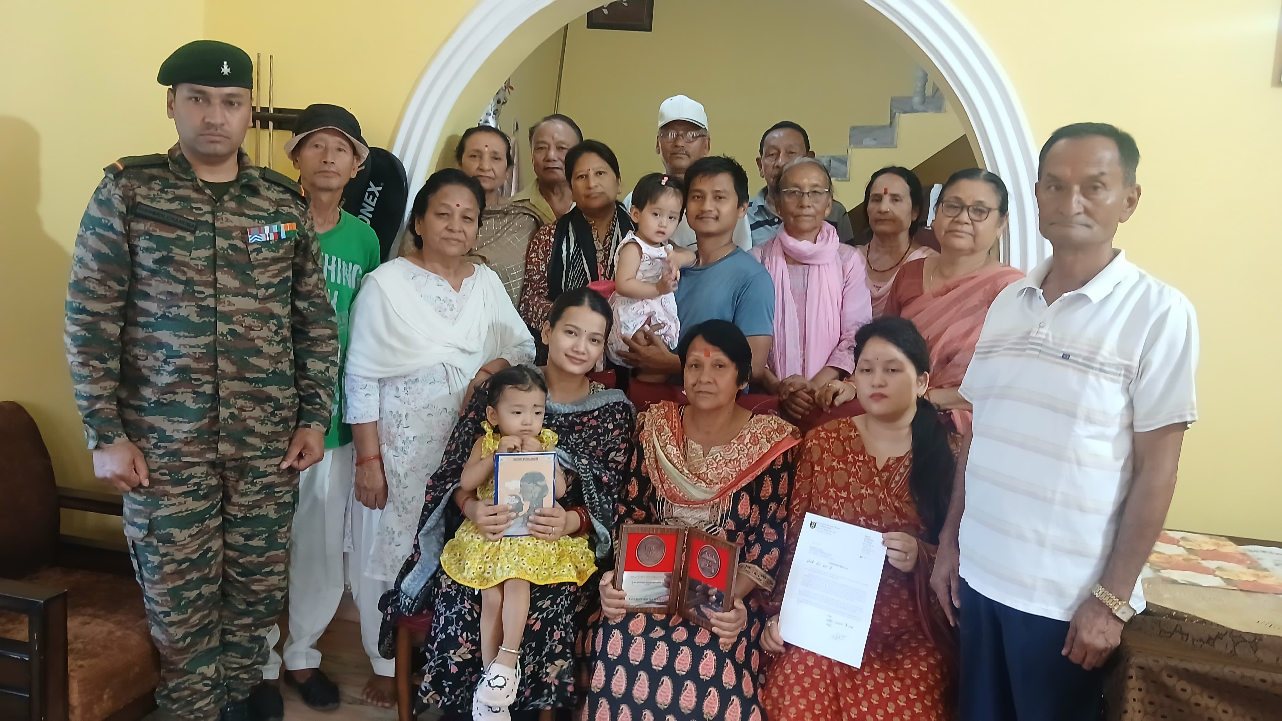 शहीद परिजनों के साथ सेना के जवान।