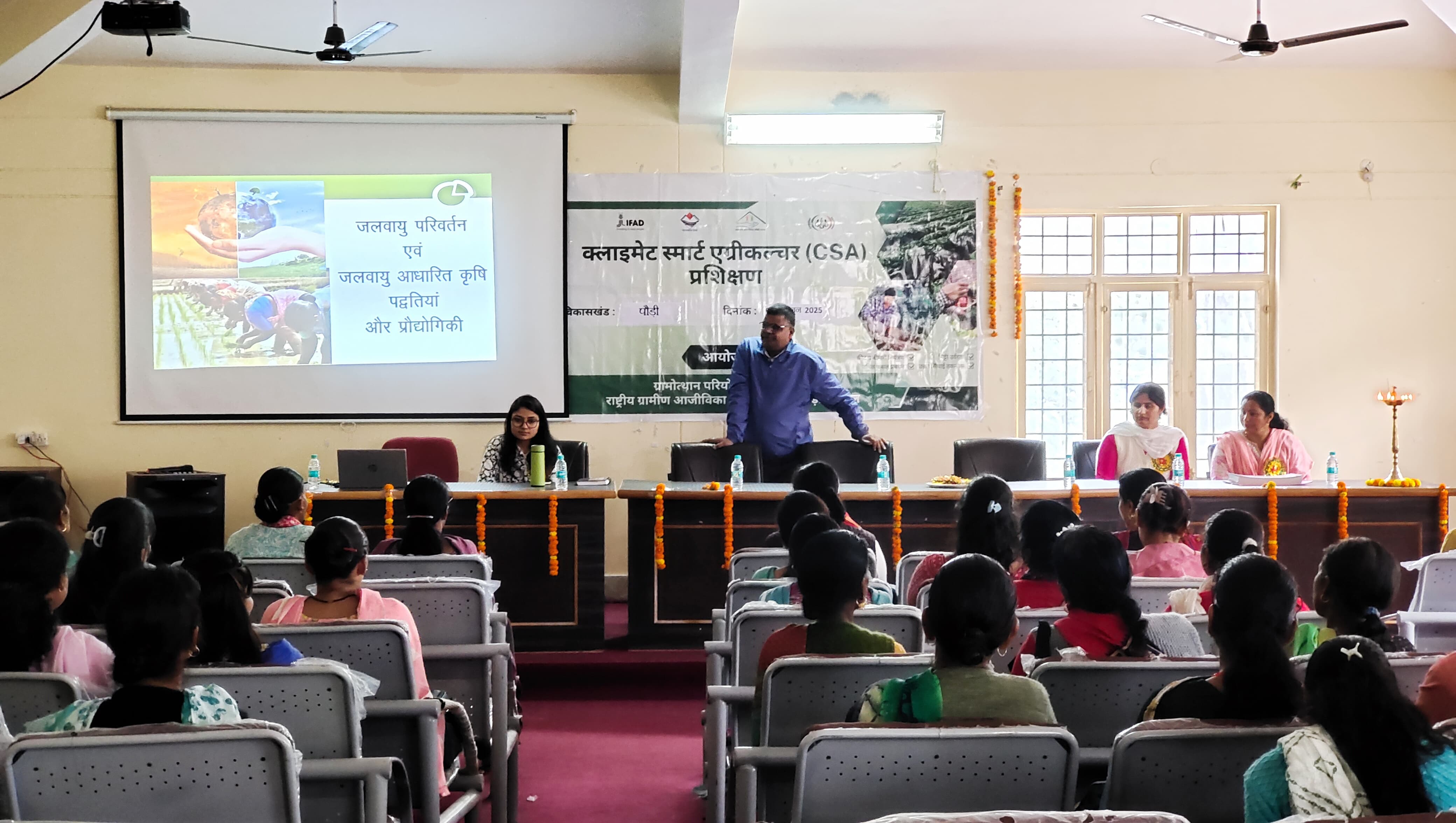 पौड़ी ब्लाक सभागार में एसएजी की महिलाओं को प्रशिक्षण में जानकारी देते प्रशिक्षक पौड़ी ब्लाक सभागार में एसएजी की महिलाओं को प्रशिक्षण में जानकारी देते प्रशिक्षक