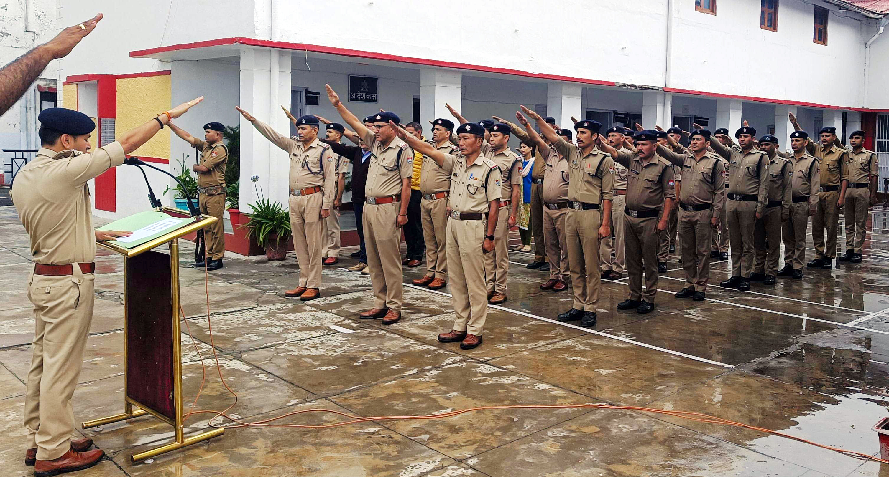 विश्व पर्यावरण दिवस पर पुलिस कर्मियों को पर्यावरण संरक्षण की शपथ दिलाते एसएसपी। विश्व पर्यावरण दिवस पर पुलिस कर्मियों को पर्यावरण संरक्षण की शपथ दिलाते एसएसपी।