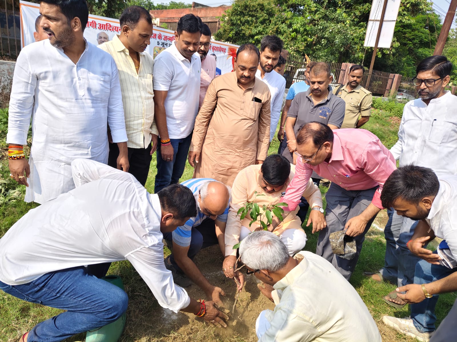 गोरखपुर विश्वविद्यालय के हीरापुरी कॉलोनी के रामेश्वरम पार्क में हुआ पौधारोपण* गोरखपुर विश्वविद्यालय के हीरापुरी कॉलोनी के रामेश्वरम पार्क में हुआ पौधारोपण*