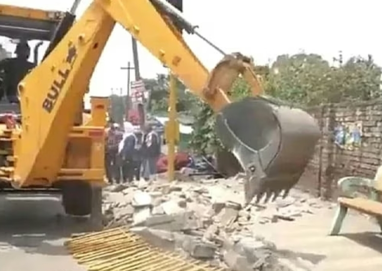 संभल की चंदौसी तहसील क्षेत्र में गरजा बुलडोजर, कब्रिस्तान से हटाया अवैध अतिक्रमण संभल की चंदौसी तहसील क्षेत्र में गरजा बुलडोजर, कब्रिस्तान से हटाया अवैध अतिक्रमण