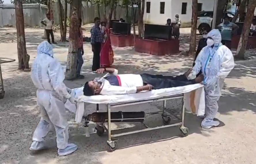 मॉकड्रिल करते स्वास्थ्य कर्मी मॉकड्रिल करते स्वास्थ्य कर्मी
