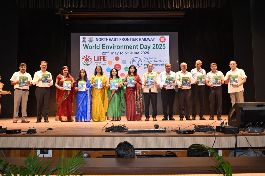 গুৱাহাটী - বিশ্ব পৰিবেশ দিৱসৰ দিনা আয়োজন কৰা কাৰ্যসূচীৰ সময়ত এন এফ ৰেলৱেই স্মৃতিগ্ৰন্থ মুকলি কৰাৰ দৃশ্য। গুৱাহাটী - বিশ্ব পৰিবেশ দিৱসৰ দিনা আয়োজন কৰা কাৰ্যসূচীৰ সময়ত এন এফ ৰেলৱেই স্মৃতিগ্ৰন্থ মুকলি কৰাৰ দৃশ্য।