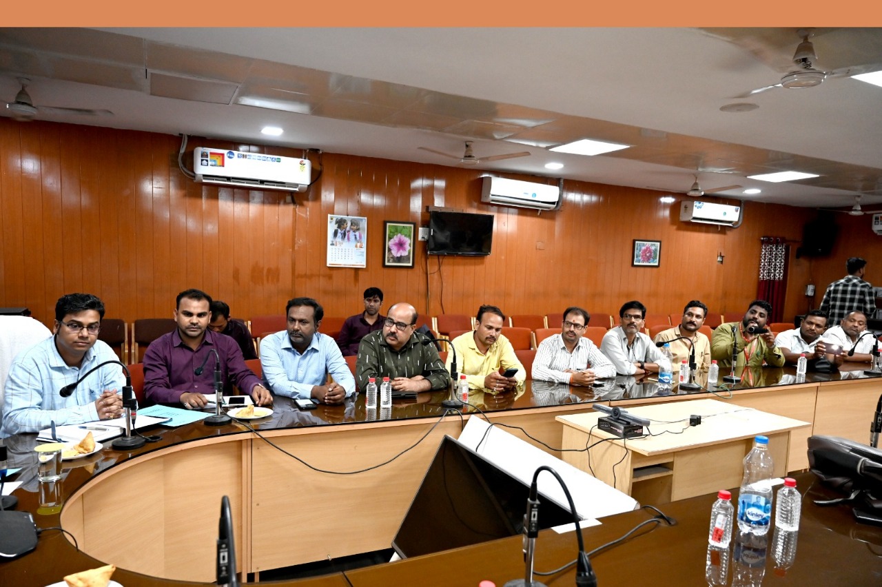 जांजगीर कलेक्टर जन्मेजय महोबे ने शालाओं और शिक्षकों के युक्तियुक्तकरण के संबंध में ली प्रेसवार्ता जांजगीर कलेक्टर जन्मेजय महोबे ने शालाओं और शिक्षकों के युक्तियुक्तकरण के संबंध में ली प्रेसवार्ता