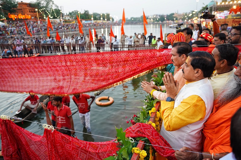 मुख्यमंत्री ने माँ क्षिप्रा को 351 फीट की चुनरी चढ़ाई मुख्यमंत्री ने माँ क्षिप्रा को 351 फीट की चुनरी चढ़ाई