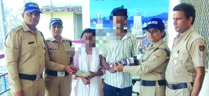 पुलिस गिरफ्त में आरोपित पुलिस गिरफ्त में आरोपित