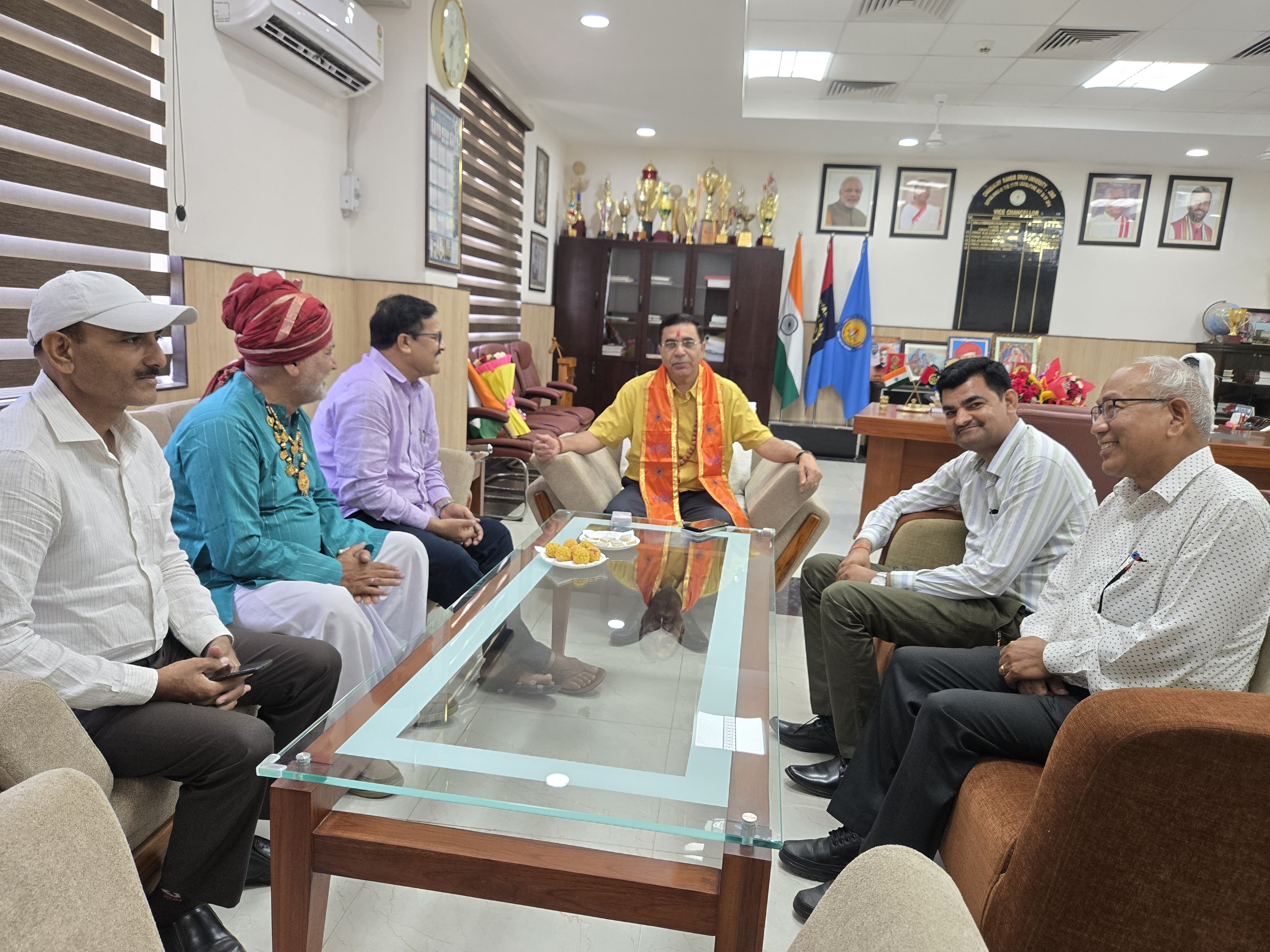 वीसी से मुलाकात करते हुए वाइस चेयरमैन। वीसी से मुलाकात करते हुए वाइस चेयरमैन।