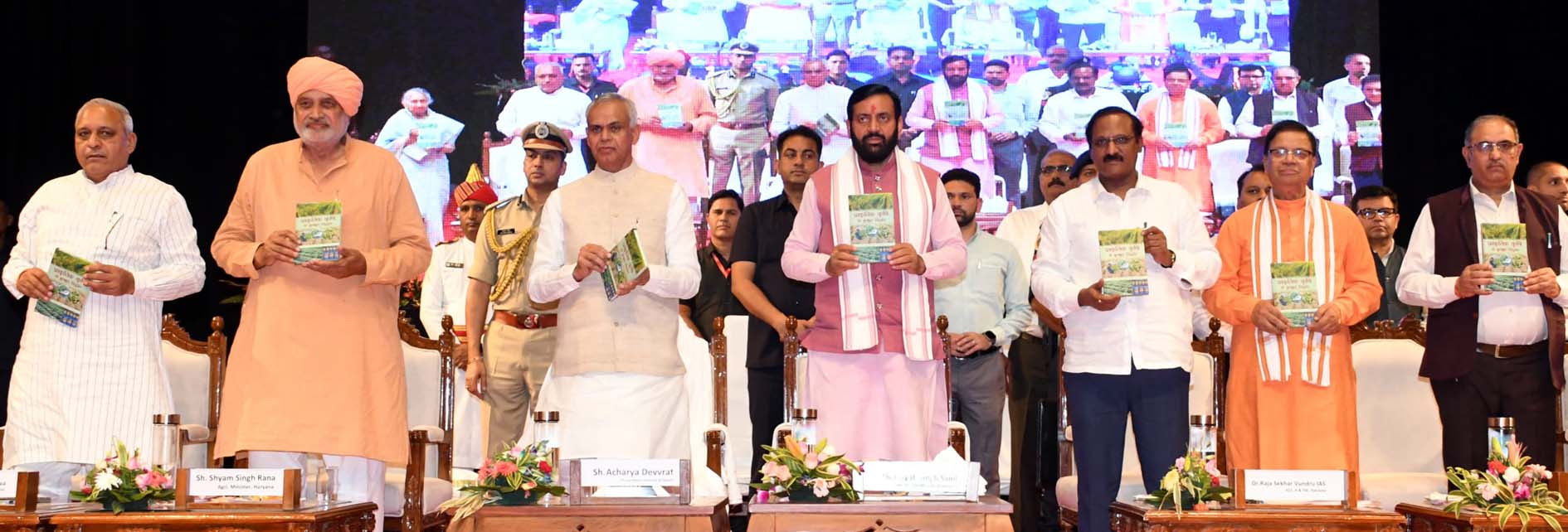 पुस्तकों का विमोचन करते मुख्यमंत्री नायब सिंह सैनी व राज्यपाल आचार्य देवव्रत।