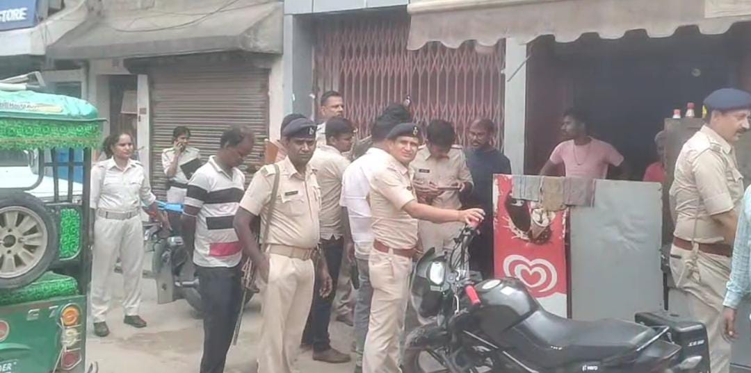 छानबीन करती पुलिस छानबीन करती पुलिस