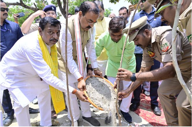 पौधरोपण करते केशव प्रसाद मौर्य