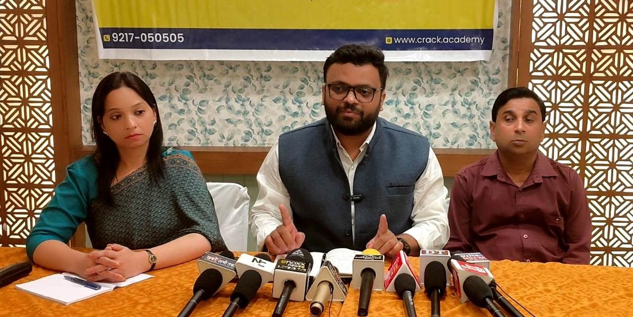 पत्रकार वार्ता को संबोधित करते हुए क्रैक एकडेमी के संस्थापक। पत्रकार वार्ता को संबोधित करते हुए क्रैक एकडेमी के संस्थापक।