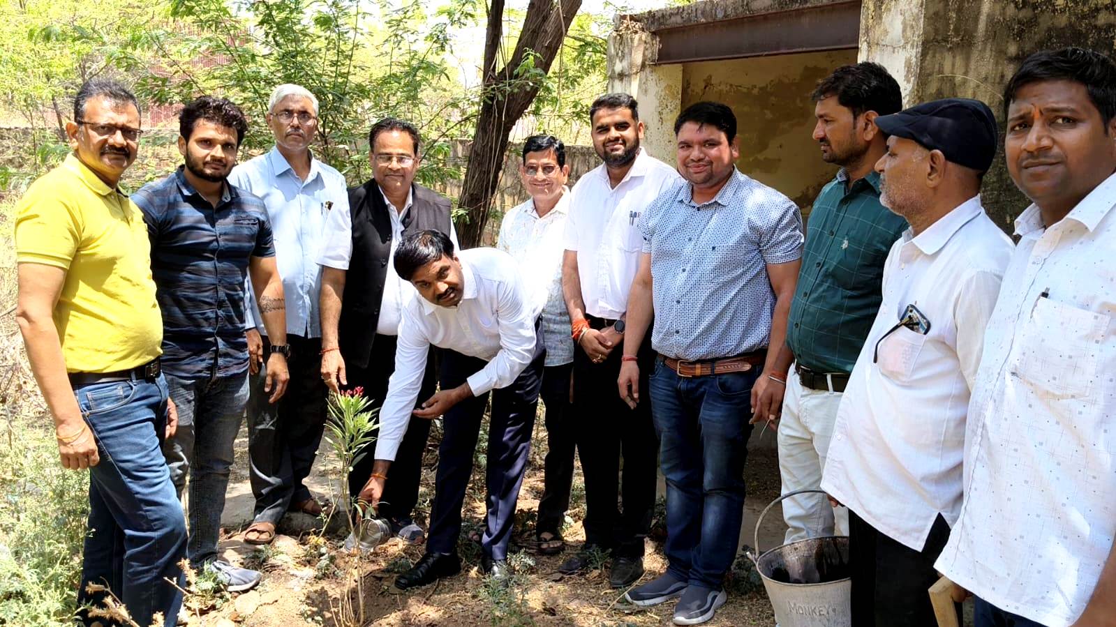 पर्यावरण संरक्षण के लिए करें पृथ्वी का श्रृंगार - डॉ. अरुण पर्यावरण संरक्षण के लिए करें पृथ्वी का श्रृंगार - डॉ. अरुण