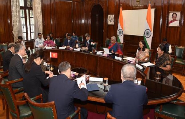 किर्गिज विदेश मंत्री के साथ बीआईटी प्रोटोकॉल पर हस्ताक्षर के बाद सीतारमण किर्गिज विदेश मंत्री के साथ बीआईटी प्रोटोकॉल पर हस्ताक्षर के बाद सीतारमण