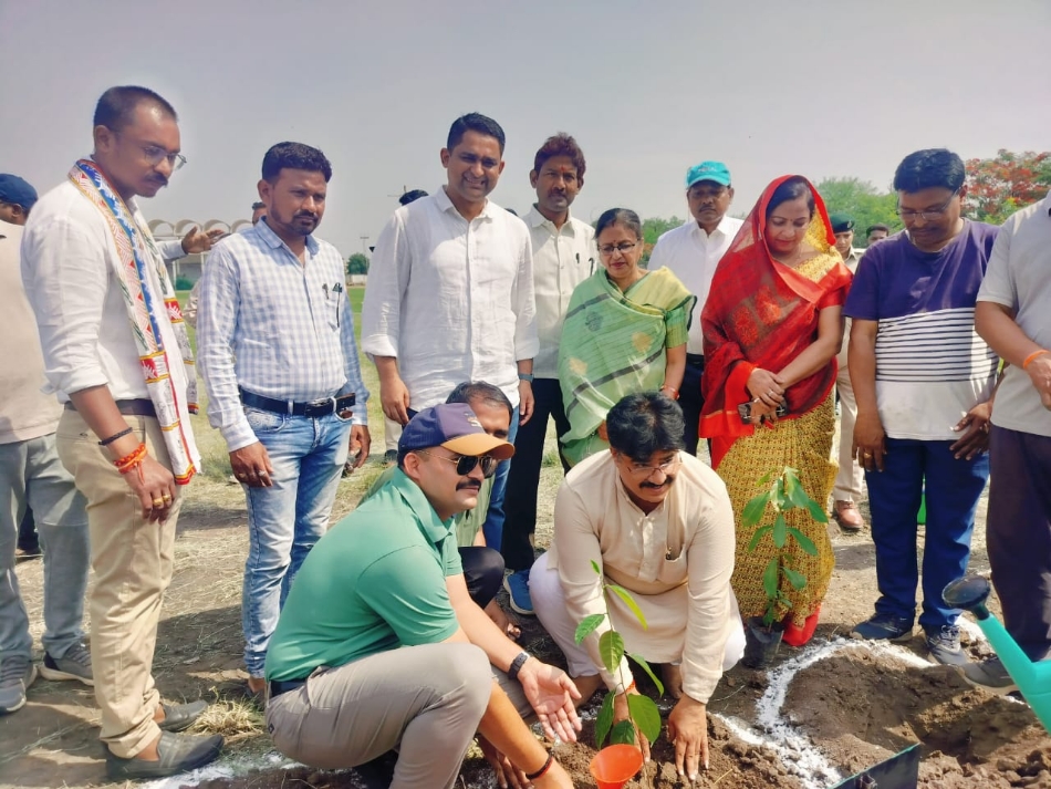पीजी कालेज के खेल मैदान में पौधरोपण करते हुए महापौर रामू रोहरा और अधिकारी।