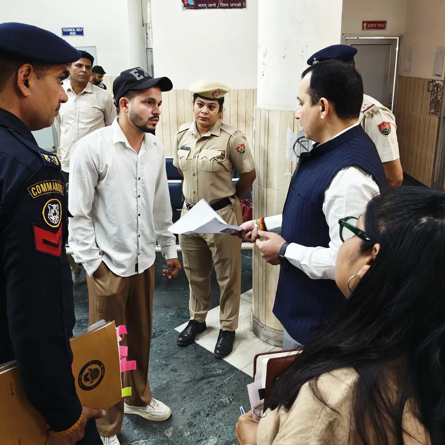 हरियाणा कर्मचारी चयन आयोग के अध्यक्ष हिम्मत सिंह कार्यालय में युवाओं की शिकायतें सुनते हुए हरियाणा कर्मचारी चयन आयोग के अध्यक्ष हिम्मत सिंह कार्यालय में युवाओं की शिकायतें सुनते हुए