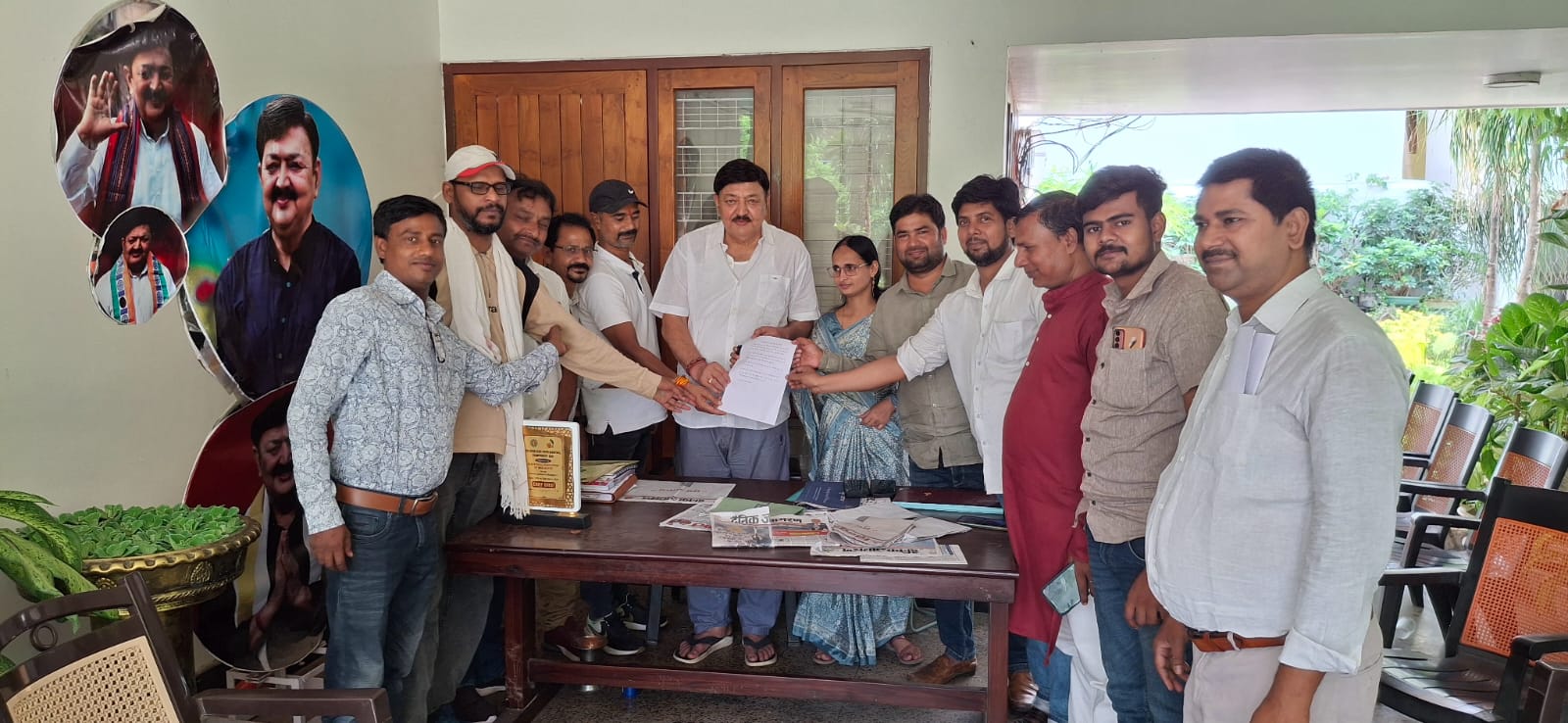 विधायक से मिलते लोग विधायक से मिलते लोग