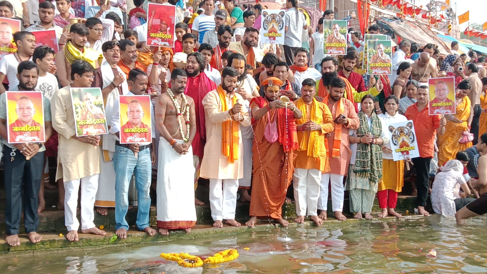 प्रदेश के मुख्यमंत्री योगी आदित्यनाथ के जन्मदिन पर मां गंगा का दुग्धाभिषेक प्रदेश के मुख्यमंत्री योगी आदित्यनाथ के जन्मदिन पर मां गंगा का दुग्धाभिषेक