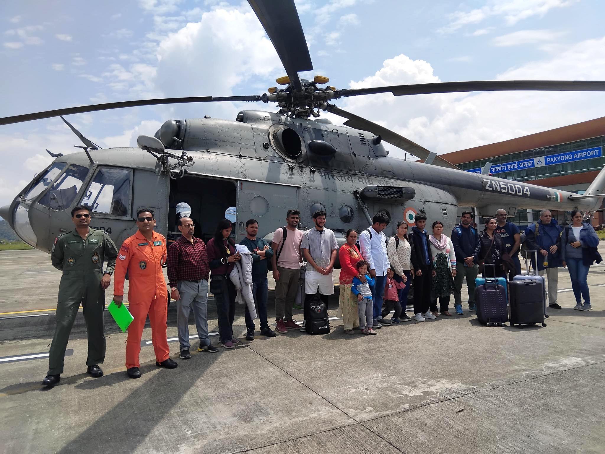 उत्तर सिक्किममा फसेका पर्यटकहरूको दोस्रो समूहलाई छातेनबाट सुरक्षित एयरलिफ्ट गरियो उत्तर सिक्किममा फसेका पर्यटकहरूको दोस्रो समूहलाई छातेनबाट सुरक्षित एयरलिफ्ट गरियो