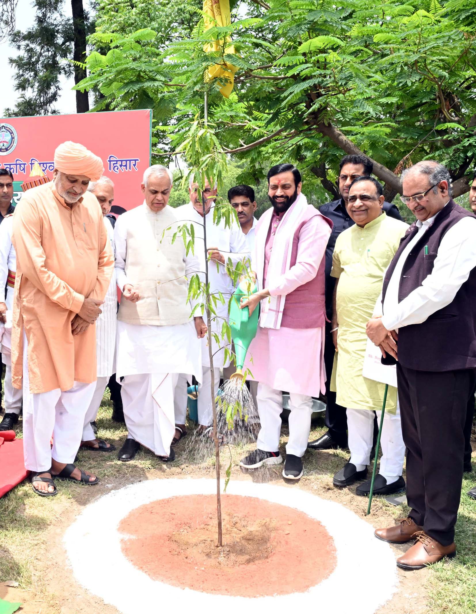 कार्यक्रम में पहुंच कर विश्वविद्यालय परिसर में पौधारोपण करते राज्यपाल आचार्य देवव्रत व मुख्यमंत्री नायब सिंह सैनी। कार्यक्रम में पहुंच कर विश्वविद्यालय परिसर में पौधारोपण करते राज्यपाल आचार्य देवव्रत व मुख्यमंत्री नायब सिंह सैनी।