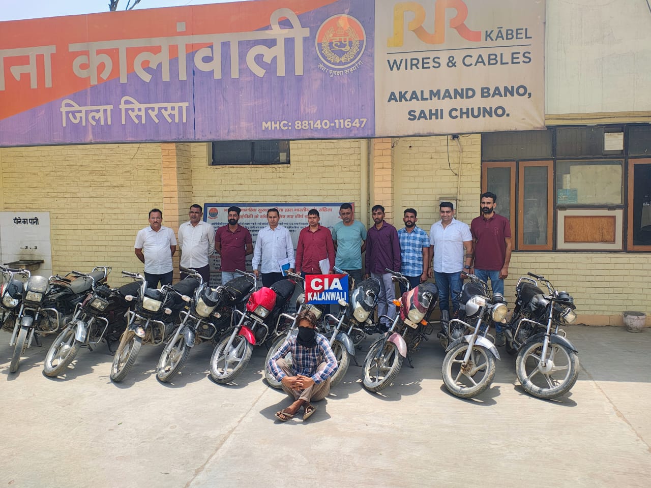 चोरीशुदा बाइक सहित पकड़ा गया आरोपी। चोरीशुदा बाइक सहित पकड़ा गया आरोपी।
