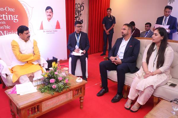 मुख्यमंत्री डॉ. यादव ने वेलनेस क्षेत्र के निवेशकों से वन-टू-वन चर्चा मुख्यमंत्री डॉ. यादव ने वेलनेस क्षेत्र के निवेशकों से वन-टू-वन चर्चा